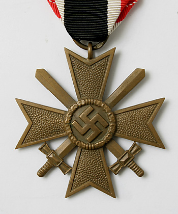 WWII ドイツ軍、剣付き第二級戦功鉄十字章（リボン付き）/実物・未使用